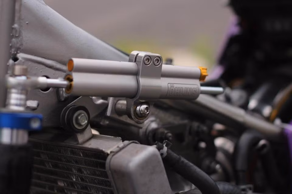 Trợ lực sườn Ohlins cân bằng tốc độ cho xe.