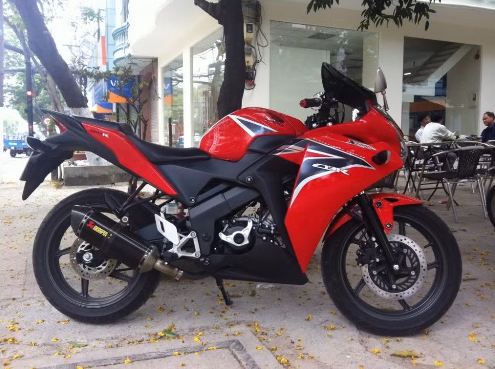 Honda CBR150R không kém cạnh khi độ mẫu pô này.