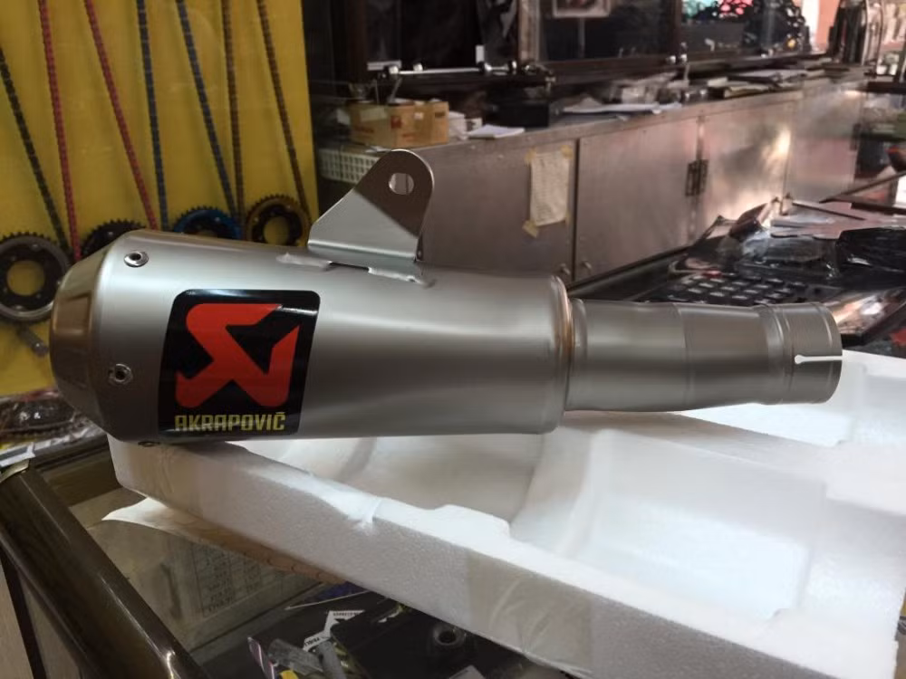 Mẫu Akra Titanium được Akrapovic sản xuất cho Vespa GTS 125. Nguồn ảnh: Trung Thu Shop/2banh.