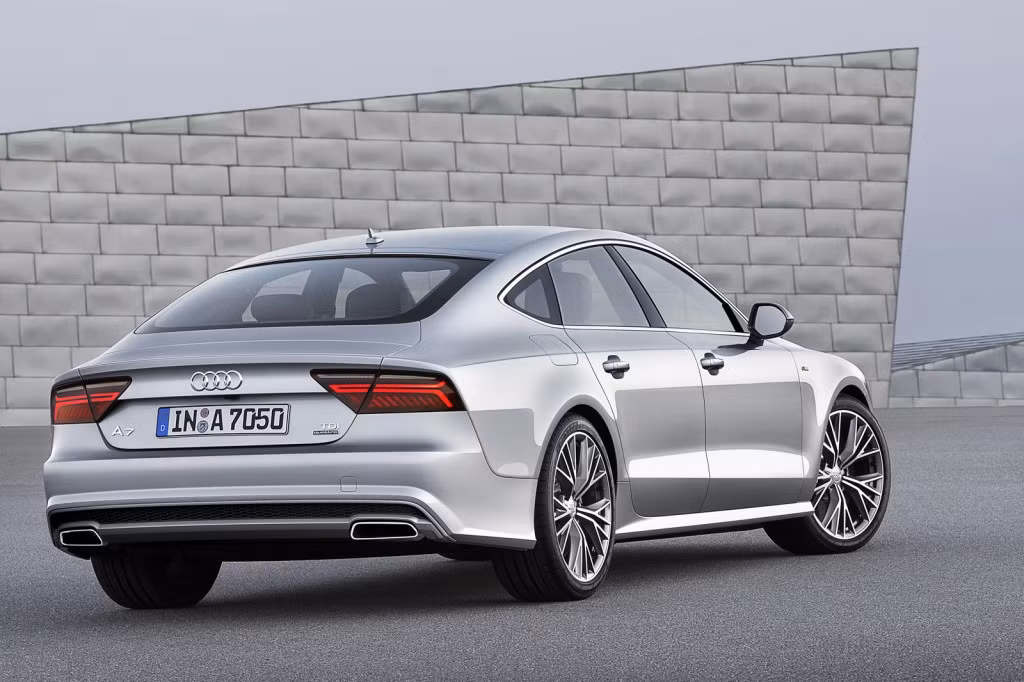 Audi A7 bản cải tiến được trang bị hệ thống đèn pha và đèn hậu công nghệ LED với thiết kế góc cạnh, thể thao.