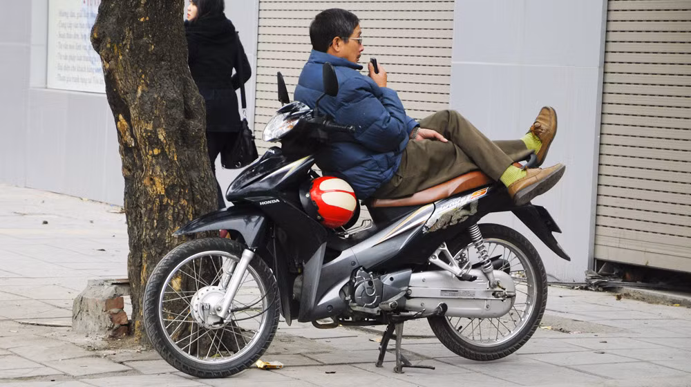 Xe ôm trở thành "đặc sản" của phố thị Việt.