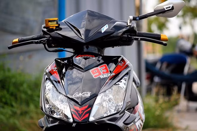 Một số đồ chơi trang bị cho chiếc xe như kính Elisse Rizoma, bình dầu Next Rizoma, đồng hồ Koso RX2N.