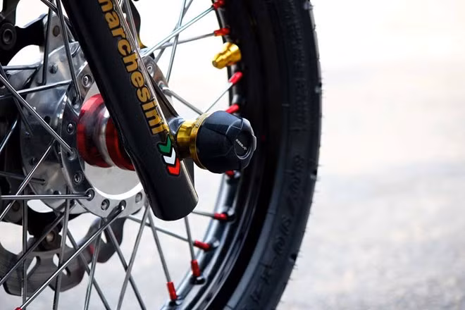 Cặp bánh căm Excel với đĩa Galfer, dây dầu Venhil, tay thắng dầu Brembo rcs, heo dầu Brembo Bilet và càng thắng đùm Biker.