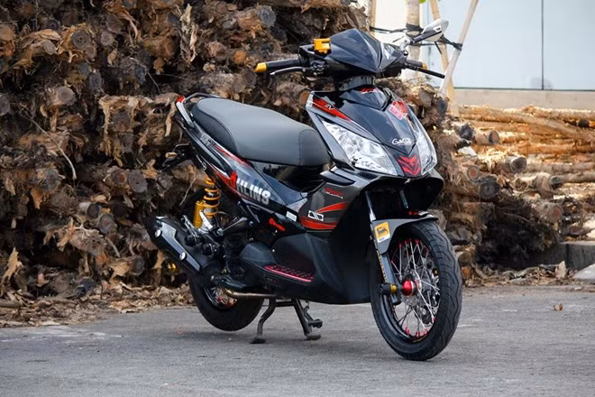 Chiếc Honda Air Blade 110 nhập Thái nguyên bản màu đen và trải qua hai phiên bản độ.