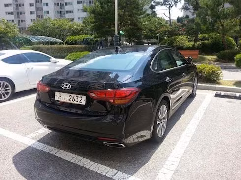 Hyundai cho biết, mẫu xe mới nằm trong phân khúc với BMW3-series, vẫn được thiết kế theo ngôn ngữ Fluidic Sculpture V2.0 mà hãng đang sử dụng.