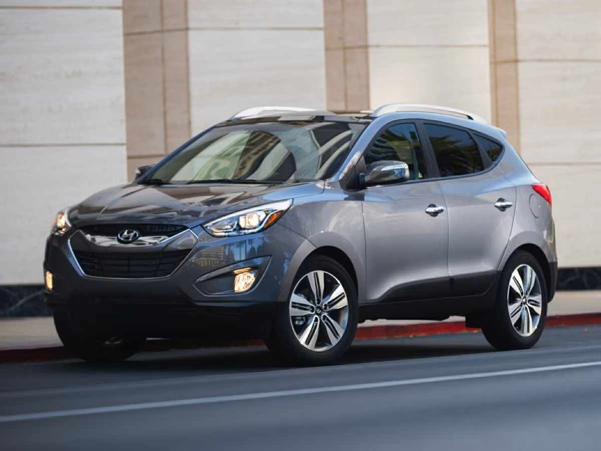 Hyundai trang bị cho chiếc Tucson phiên bản tiêu chuẩn đông cơ 2.0 lít có công suất 164 mã lực, chiếc xe cần 10,2 lít để đi được 100 km đường phố và 8,1 lít để đi được 100 km đường cao tốc. Ngoài ra, dòng xe này còn có thêm bản siêu tiết kiệm nhiên liệu mang tên Tucson Fuel Cell chỉ được bán ra tại bang California, Mỹ.