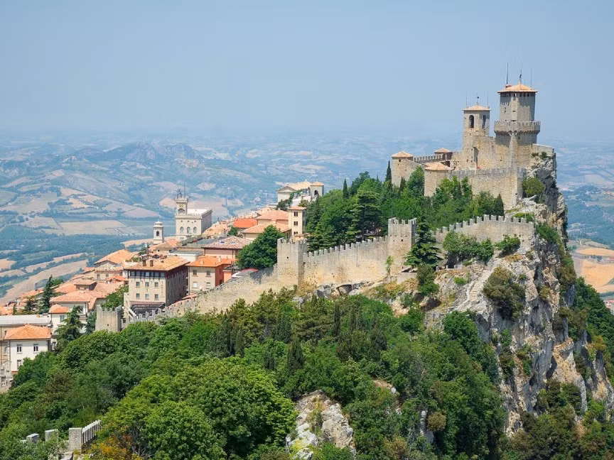 1. San Marino: 1.139 xe con/1.000 người. Nhiều người sẽ thậm chí không biết San Marino nằm ở đâu trên bản đồ thế giới. Đây là một quốc gia nhỏ nằm ở phía bắc Ý. Nằm trong lãnh thổ của Ý, San Marino chỉ có dân số 32.576 người. Với số lượng 1.139 xe con/1.000 người, bất kể già trẻ, mỗi người dân nước này đều sở hữu ít nhất một xe.
