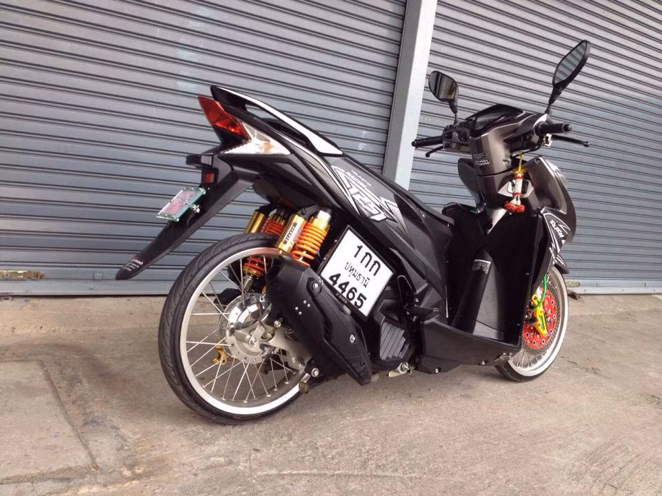 Honda Click 125i được sản xuất tại Thái Lan với hình dáng nhỏ nhắn vốn là mẫu xe tay ga dành cho nữ giới. Tuy nhiên, chưa hài lòng với diện mạo của Click 125i, những thợ độ Thái Lan đã biến chiếc xe trở nên mạnh mẽ và thể thao với phong cách drag.