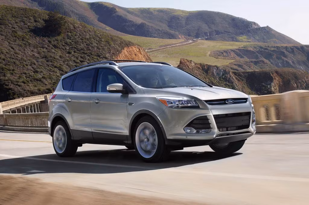 Ford Escape cung cấp ba lựa chọn động cơ khác nhau. Động cơ tiết kiệm nhất ở dòng xe này là EcoBoost 1.6 lít, với công suất 178 mã lực. Phiên bản này có lượng nhiên liệu tiêu thụ khoảng 10,2 lít/100 km đường phố và 7,35 lít/100 km đường cao tốc.