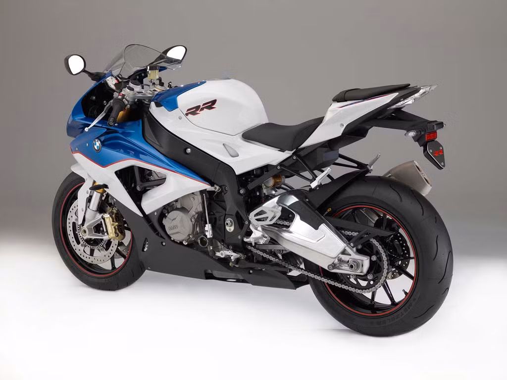 3 mẫu xe của BMW sẽ trình làng trong năm 2015. Đầu tiên phải kể đến S1000RR với những thay đổi về thiết kế và sức mạnh. Xe mang động cơ 1.000 phân khối 4 xi-lanh làm mát bằng dung dịch cho công suất 199 mã lực và mô-men xoắn cực đại 112,4Nm.