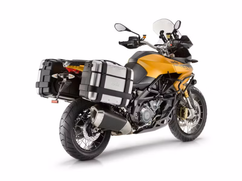 Thị trường mô tô năm 2015 cũng có sự góp mặt của Aprilia Caponord 1200 Rally sử dụng động cơ V-Twin 1.197 phân khối. Xe trang bị bộ vành nan hoa 19 inch phía trước và 17 inch phía sau.