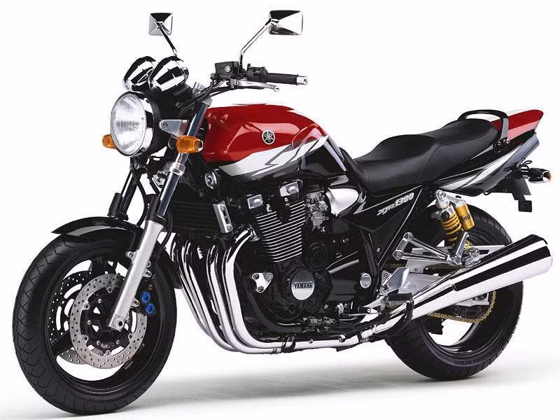 Hãng xe Yamaha góp mặt với mẫu naked-bike cỡ lớn XJR1300, động cơ 4 xi-lanh thẳng hàng dung tích 1.251 phân khối làm mát bằng không khí, cho công suất 96,4 mã lực và mô-men xoắn cực đại 108Nm. Mô tô này sẽ được bán ra tại châu Âu vào tháng 12/2015.