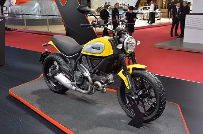 Ducati Scrambler giành ngôi vị quán quân với số phiếu bình chọn chiếm 43%, bỏ xa các đối thủ phía sau. Scrambler sở hữu thiết kế mang nét hoài cổ, kết hợp những công nghệ hiện đại. Ducati Scrambler được trang bị động cơ L-Twin 803 phân khối, công suất 75 mã lực.