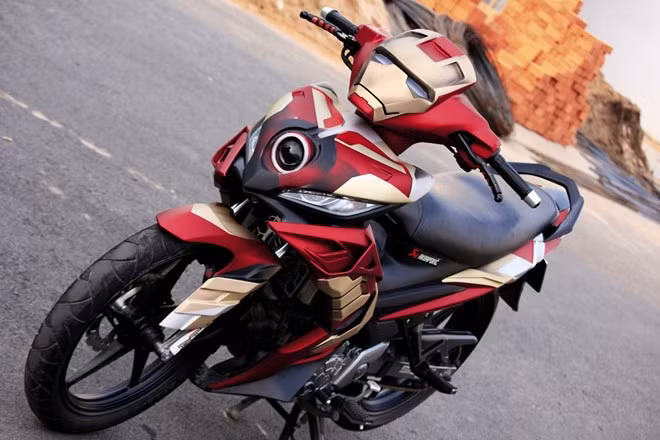 Yamaha Exciter phiên bản Iron Man với phần đèn xe được thay thế bằng tạo hình đầu của người sắt với mắt được gắn đèn LED. Ngoài ra, phần yếm, thân, ốp đuôi xe và chắn bùn cũng được thiết kế đồng bộ với chủ đề chung, với những lớp áo chồng lên nhau hình thành bộ áo giáp.