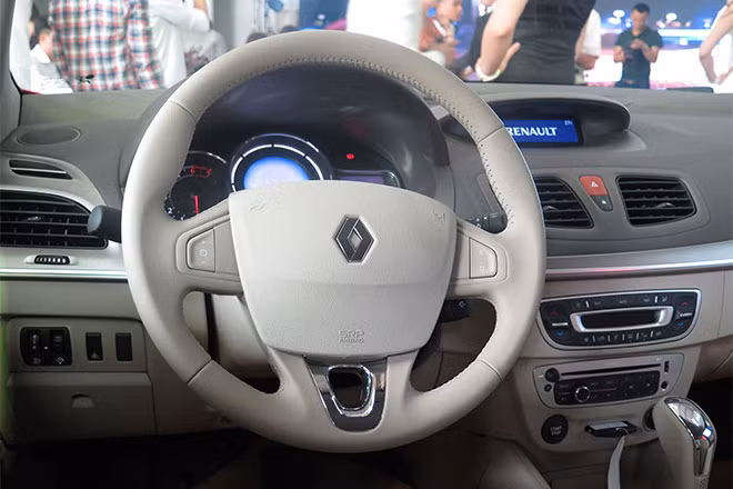 Phiên bản về Việt Nam của Megane hatchback sử dụng động cơ 4 xi-lanh thẳng hàng có dung tích 1.6 lít cho công suất 110 mã lực tại 6.000 vòng/phút và mô-men xoắn cực đại 195 Nm tại 3.750 vòng/phút.