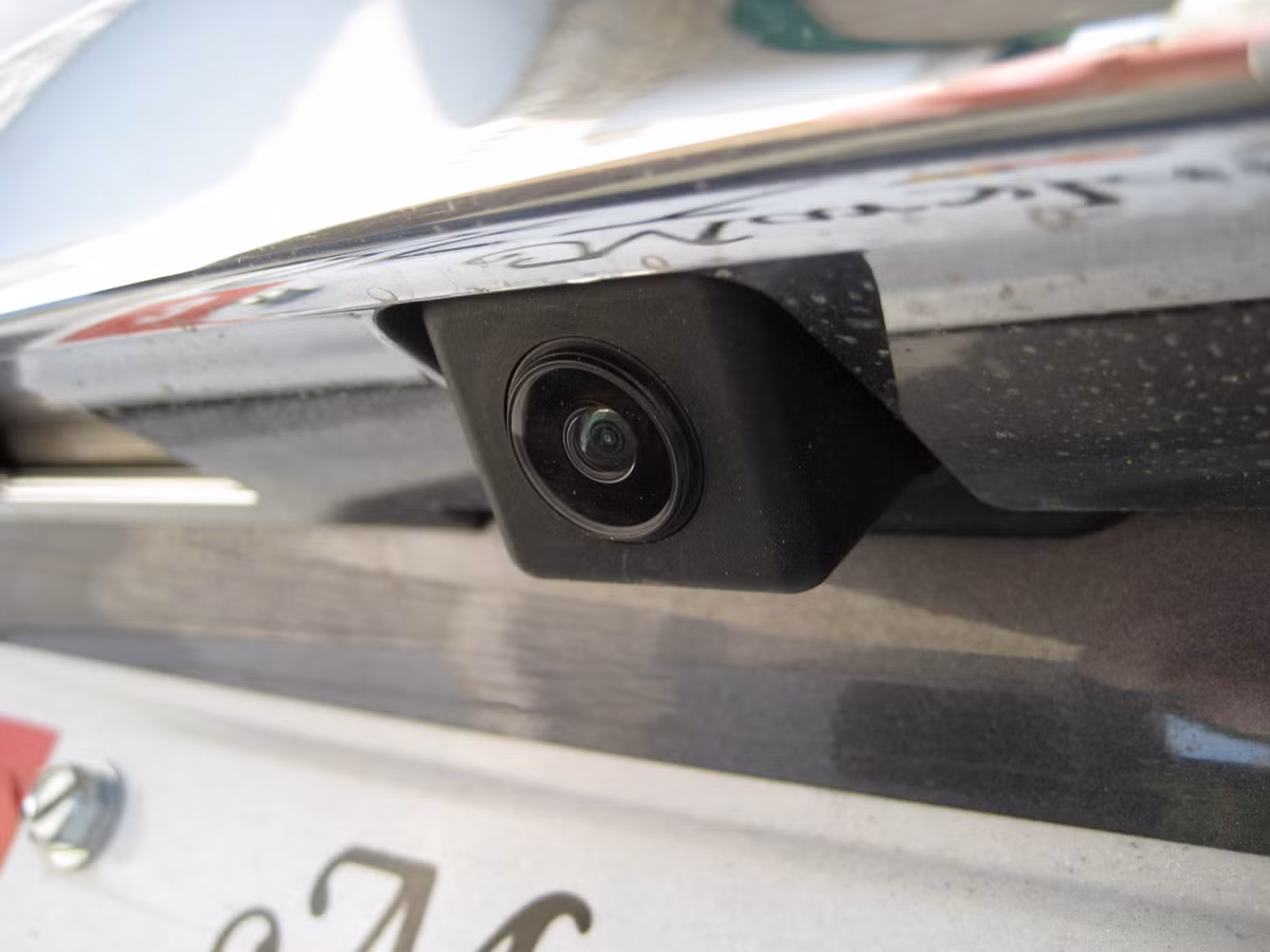 Camera quan sát phía sau sẽ trở thành tính năng bắt buộc trên tất cả những chiếc xe bán ra tại Mỹ vào năm 2018. Do đó, một chiếc xe sẽ giữ giá hơn nếu được trang bị tính năng này. Hai hãng xe có những chiếc xe giữ giá nhất tại Mỹ nhờ tính năng này là Nissan và BMW.
