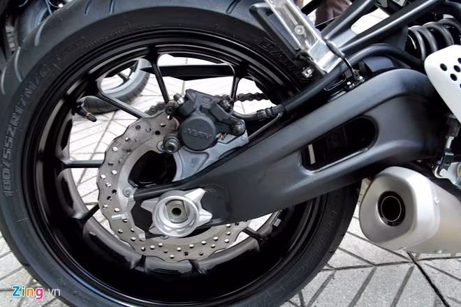Xe sử dụng gắp đôi bằng nhôm, sơn đen mờ. Lốp sau kích thước 180/55ZR-17 nhằm đảm bảo độ cân bằng khi vào cua tốc độ cao.