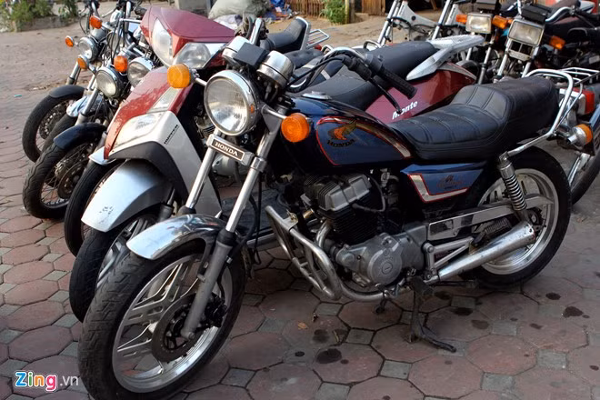 Trong khi một số chiếc khác trông còn khá mới mẻ như Honda Custom 250T sản xuất ở Nhật Bản.