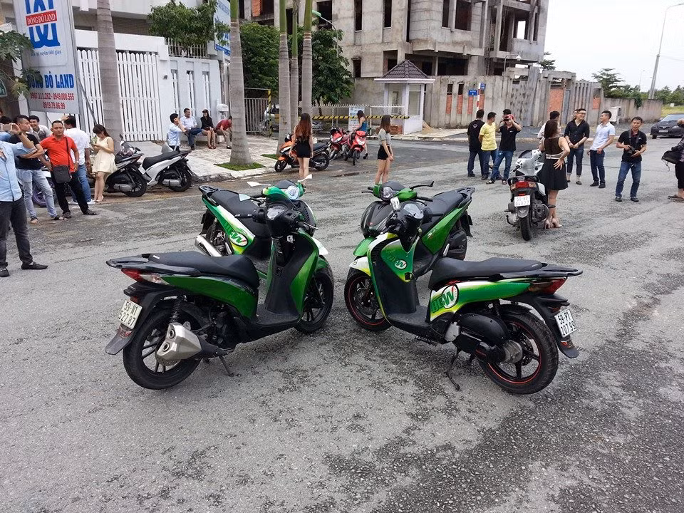 Dân chơi mê mẩn dòng xe tay ga đẳng cấp và sang trọng Honda SH có cơ hội chiêm ngưỡng những tuyệt phẩm SH độ đủ màu sắc trong ngày hội gặp gỡ của các tay chơi trong hội SH Sài Gòn Club vừa qua. Dân chơi mê mẩn dòng xe tay ga đẳng cấp và sang trọng Honda SH có cơ hội chiêm ngưỡng những tuyệt phẩm SH độ đủ màu sắc trong ngày hội gặp gỡ của các tay chơi trong hội SH Sài Gòn Club vừa qua.