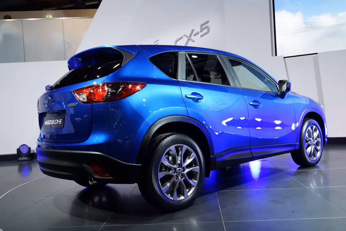 Hưởng mức ưu đãi cao nhất là Mazda CX-5 với mức giảm trực tiếp lên tới 45 triệu đồng. CX-5 là dòng xe đa dụng (CUV) giữ vững vị trí bán chạy nhất trên thị trường Việt tháng 9 với doanh số 321 chiếc, tăng 189% so với cùng kỳ năm ngoái.