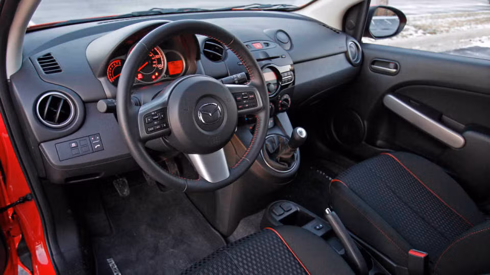 Mazda2 gây ấn tượng mạnh với khách hàng khi có lượng tiêu thụ gần 100 xe trong tháng 9, tăng 90% so với cùng kỳ năm ngoái nhờ hội tụ nhiều ưu điểm của mẫu xe đô thị cỡ nhỏ.