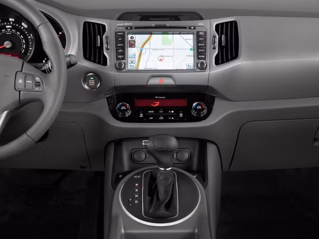 Sportage 2015 có hệ thống âm thanh Infinity mới 6 loa, màn hình 4,3 inch TFT LCD ở trung tâm cabin. Các chức năng khác như hệ thống Bluetooth rảnh tay kết nối USB, máy nghe nhạc MP3 và kết nối iPod phục vụ giải trí.