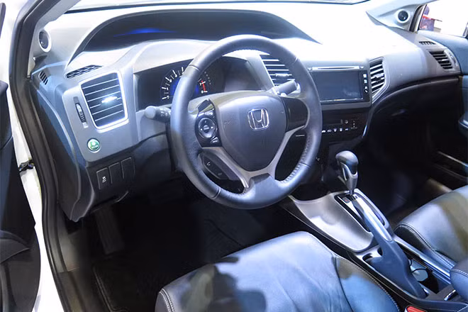 Honda Civic mới có giá bán 780 triệu đồng cho phiên bản 1.8AT và 869 triệu đồng cho phiên bản 2.0L.