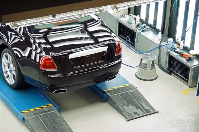 Sau khi lắp ráp, những chiếc xe của Rolls-Royce được kiểm tra tiếng bên trong cabin một cách kỹ lưỡng. Nếu như không đạt độ chống ồn tiêu chuẩn, chiếc xe sẽ được trả về khu vực lắp ráp để chỉnh sửa.