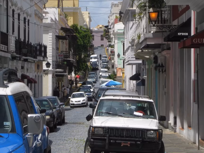 Puerto Rico: 629 xe con/1.000 người. Chính số lượng xe quá lớn mà người dân đang sở hữu nên chính phủ của nước Puerto Rico phải đầu tư mạnh tay cho các dịch vụ vận chuyển công cộng. Tuy nhiên nỗ lực này vẫn chưa thể thay đổi thói quen di chuyển bằng xe riêng của người dân nước này.
