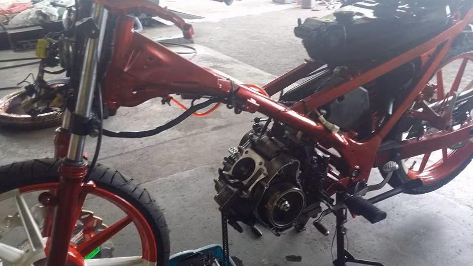 Dàn máy hầm hố của xe.
