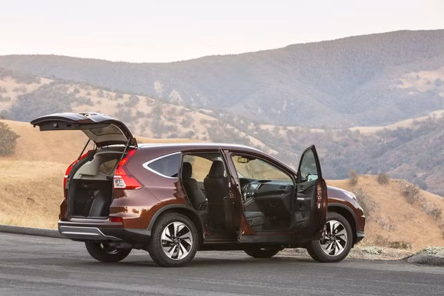Honda cung cấp cho CR-V 2015 hàng loạt hệ thống an toàn và hỗ trợ hiện đại như hệ thống điều khiển hành trình thích ứng, hỗ trợ duy trì làn đường, phanh chống va chạm, cảnh báo va chạm sớm, cảnh báo chuyển làn đường và theo dõi làn đường.