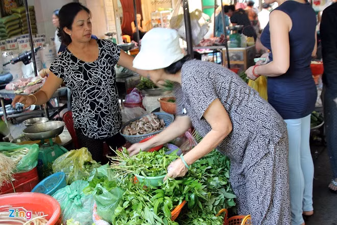 Tại chợ Bàn Cờ quận 3, có vài sạp rau chuyên bán các loại rau rừng từ rau để ăn cho đến rau dùng để xông trị cảm. Mức giá các loại này khá cao so với những loại bình thường. Bên cạnh đó, rau rừng không bán theo cân mà được bó thành bó hoặc nhúm bằng tay, có giá dao động 30.000 - 40.000 đồng/bó (nhúm).