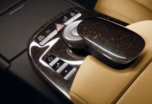 Nội thất bằng đá của Mercedes-Benz: Có rất nhiều lựa chọn như gỗ, sợi các bon, da nhưng Mercedes đã chọn đá. Chất liệu đá đắt đỏ vừa làm sang xe vừa như 1 khẳng định của Mercedes là động cơ họ đủ mạnh để tải mọi trọng lượng.