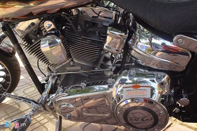 Xe được trang bị động cơ Twin Cam 110, làm mát bằng không khí, dung tích 1.800cc, kết hợp hộp số 6 cấp, sản sinh mô-men xoắn cực đại 152 Nm tại vòng tua máy 3.500 vòng/phút.