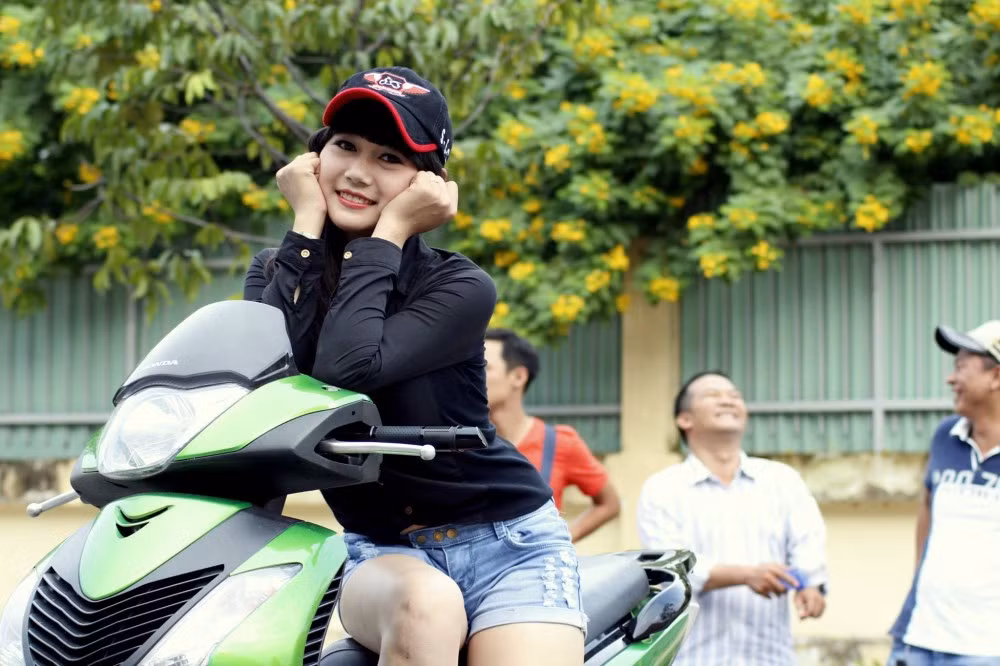 Và những bóng hồng xinh xắn "thỏa mãn" bên các tuyệt phẩm SH độ. Và những bóng hồng xinh xắn "thỏa mãn" bên các tuyệt phẩm SH độ.