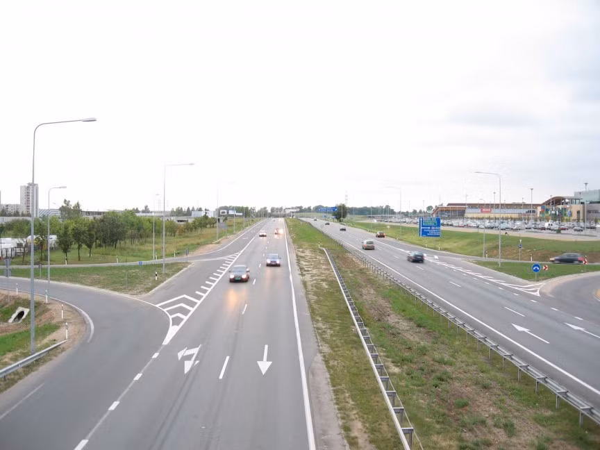 Lithuania: 565 xe con/1.000 người. Lithuania là một quốc gia nhỏ ở Bắc Âu với dân số ít hơn 3 triệu người. Dù chỉ có tổng diện tích 65.000 km2, nhưng đất nước này lại sở hữu cơ sở hạ tầng hiện đại, 4 sân bay quốc tế, nhiều cao tốc 4 làn. Có lẽ đây cũng chính là lý do khiến người dân tại đây mạnh tay sắm sửa nhiều xe con trong nhà.