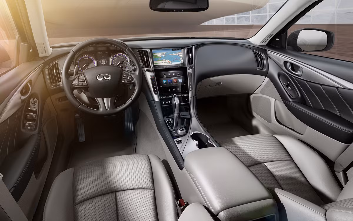 Trong cabin, Q50 có những trang bị tiện nghi và cao cấp như hệ thống liên lạc Infiniti InTouch với màn hình đôi cảm ứng, hệ thống định vị, giải trí và các ứng dụng cho điện thoại thông minh.