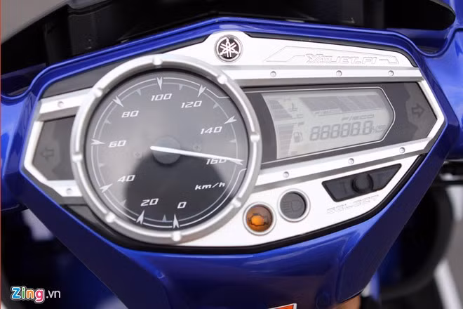 Cụm đồng hồ hiển thị kết hợp dạng analog và điện tử. Đường viền xung quanh được thiết kế mới, tích hợp đèn LED trắng mang lại cảm giác sang trọng và giúp người dùng dễ quan sát hơn.