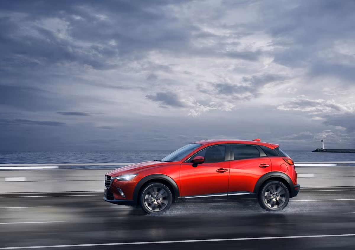 Có cùng chiều dài cơ sở với Mazda 2 Hatchback, nhưng CX-3 dài hơn 215mm và cao hơn 55mm, tạo ra không gian thoải mái cho người dùng. Kích thước tổng thể dài x rộng x cao của mẫu xe này tương ứng là 4.275mm x 1.765mm x 1.550mm.