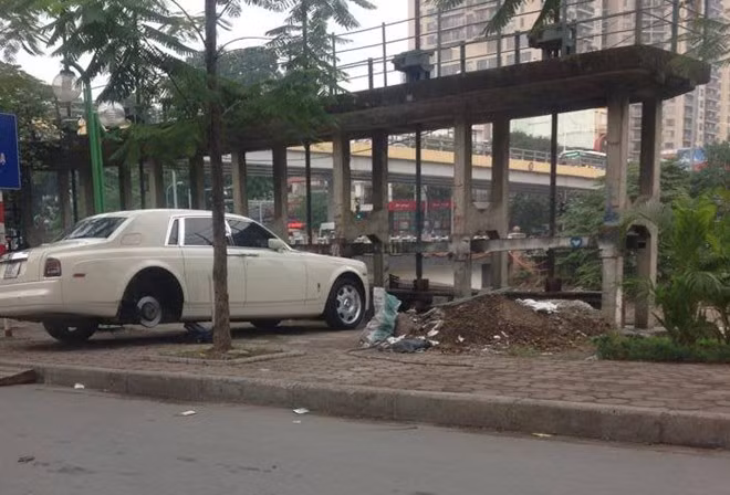 Hôm 16/11, chiếc xe siêu sang Rolls-Royce Phantom được nâng gầm bằng kích rồi thay lốp sau ngay trên vỉa hè ở Hà Nội. Hình ảnh gây ngạc nhiên cho nhiều người bởi ở Hà Nội hiện có xưởng bảo hành, bảo dưỡng chính hãng của Rolls-Royce, ngoài ra còn có nhiều cơ sở sửa chữa ô tô uy tín khác. Ảnh: An Le Hoai/Otofun.