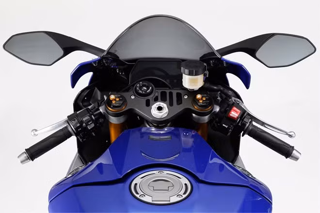 Yamaha R1 2015 được trang bị động cơ 4 thì, 4 xi-lanh thẳng hàng 998 phân khối, 16 van, DOHC, làm mát bằng dung dịch, công suất 200 mã lực.