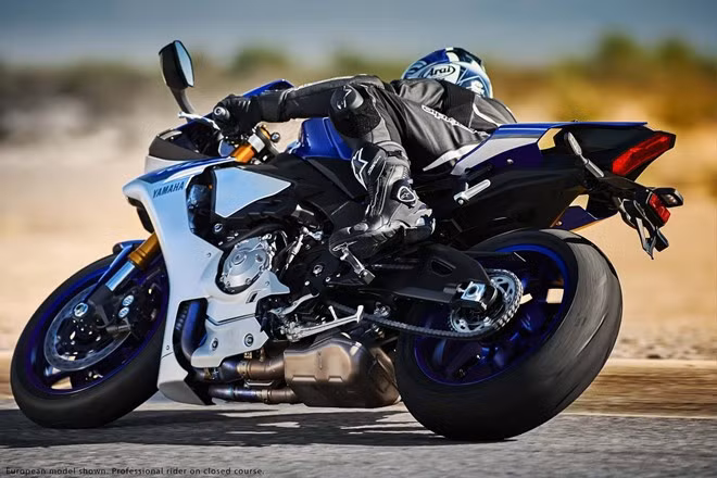 Tuy nhiên, sự thay đổi mạnh mẽ nhất trên Yamaha YZF-R1 2015 chính là việc thay đổi ở hệ thống điện tử. Một loạt trang bị an toàn tiên tiến như chống bó cứng phanh, kiểm soát độ bám đường, chống trượt bánh, chống nhấc bánh… đều xuất hiện ở R1 thế hệ mới.