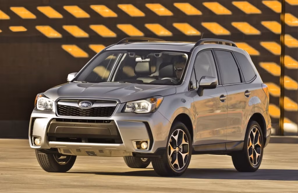 Subaru Forester phiên bản mới vừa được giới thiệu trong năm nay và ngay lập tức chiếc xe được tạp chí Motor Trend của Mỹ bình chọn là xe của năm. Subaru Forester được trang bị động cơ 2.5 lít, với công suất 170 mã lực. Lượng nhiên liệu tiêu thụ tương ứng của Subaru Forester trên đường phố và đường cao tốc là 9,8 lít/100 km và 7,35 lít/100 km.