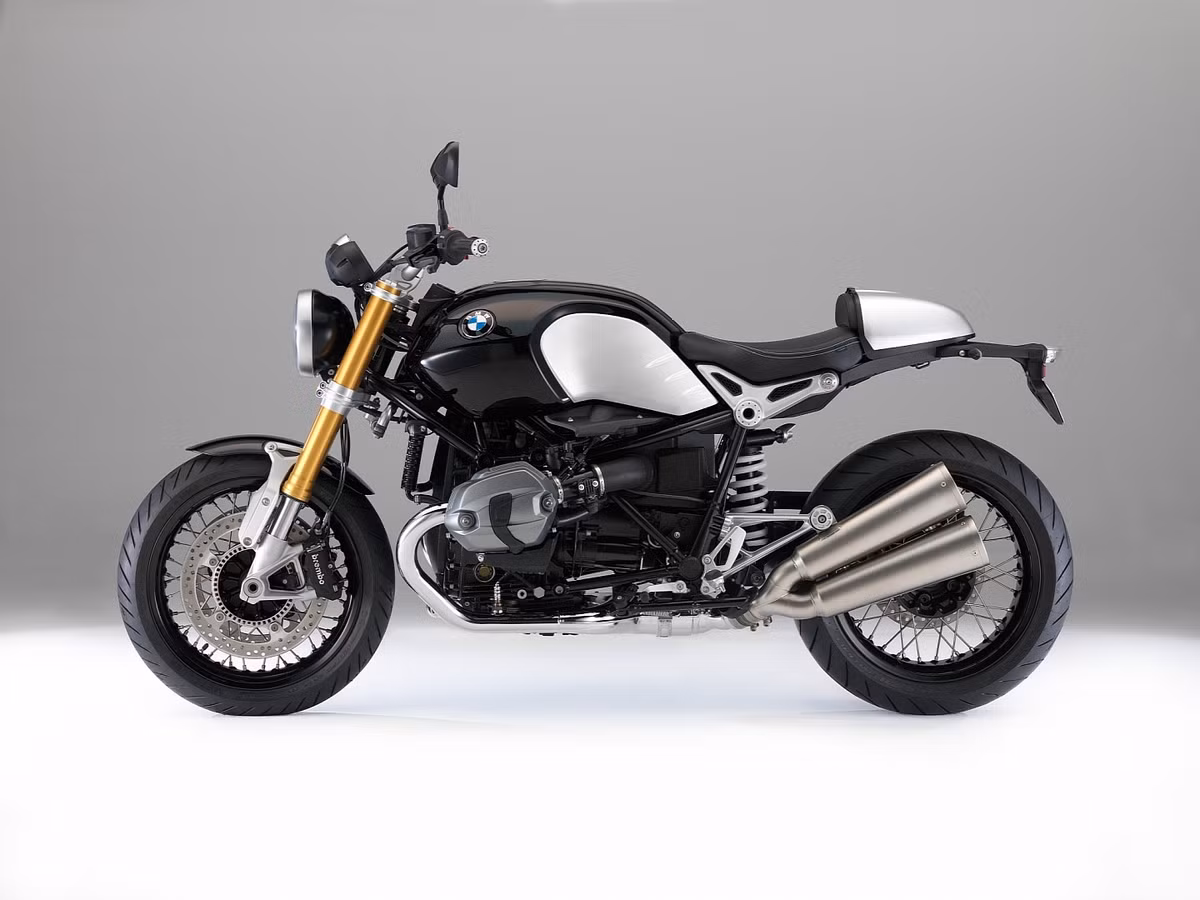 Xe sở hữu kích thước dài 2.200 mm, rộng 890 mm và cao 1.265mm. Chiều cao yên của BMW R NineT 2014 dừng ở mức 784 mm, khá phù hợp với vóc dáng người Việt.