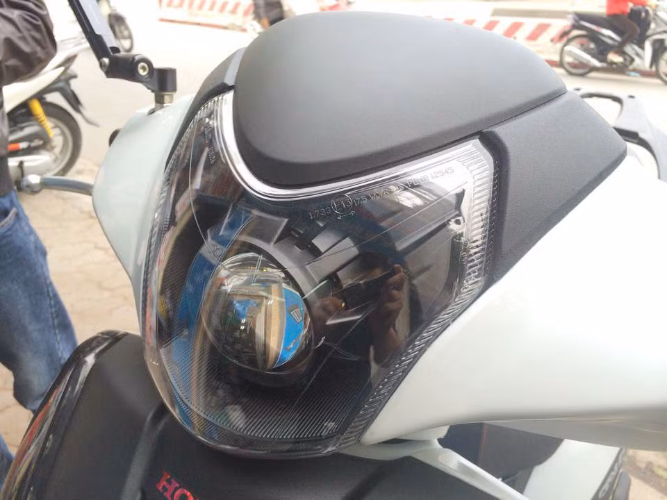 Cận cảnh gương cầu nhỏ xinh của xe. Không rõ chi phí độ chiếc SH này là bao nhiêu. Nguồn ảnh: Sài Gòn Sh Club.