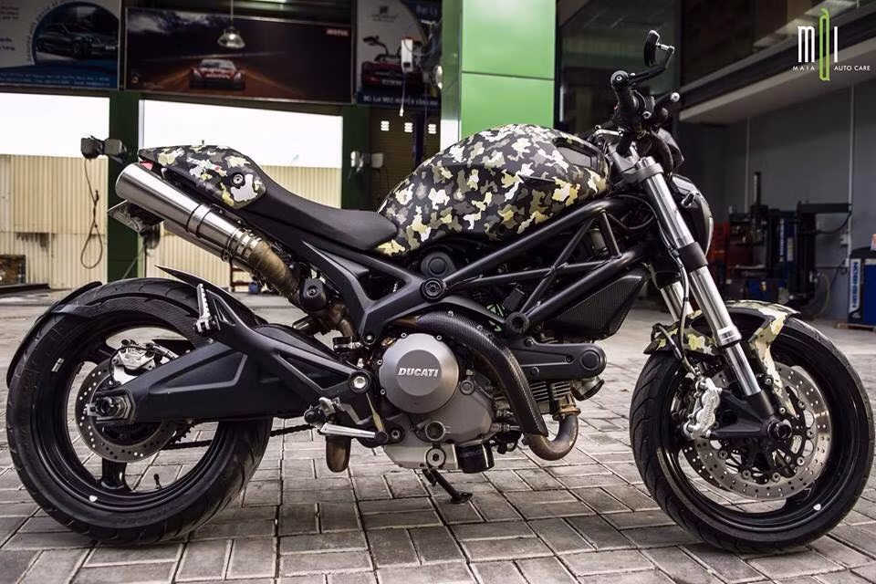 Xe được phủ lớp áo rằn ri phong cách lính cùng loạt chống đổ của Rizoma và Motovation.