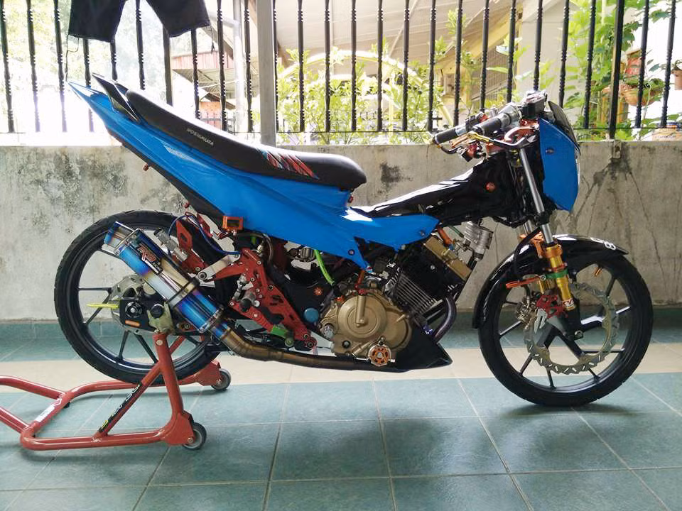 Suzuki Raider được độ lại ngầu hơn nguyên bản với phần yếm 2 bên xe được tháo bỏ để lộ cục máy bên trong dữ dằn. Nhiều đồ chơi được trang trí trên xe như: pô R9 Mugello cùng dàn đồ chơi Racingboy như số gãy, gắp nhôm, bình dầu, bao tay, tay thắng, đĩa xe...