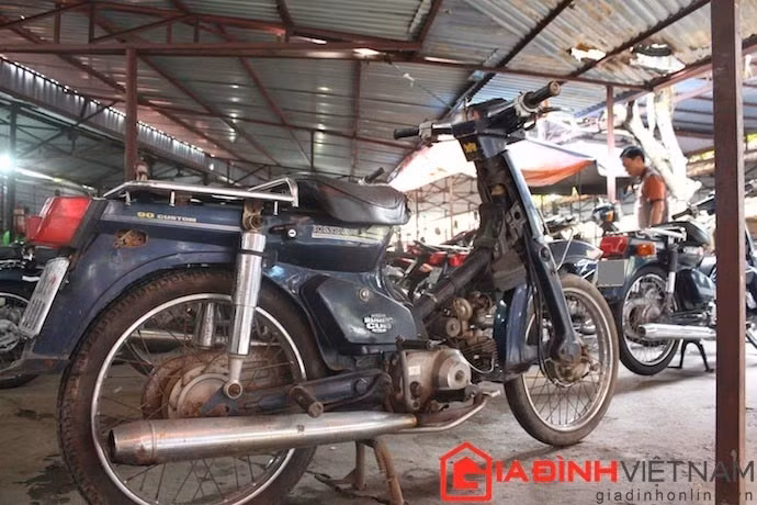 Honda Super Cub 90, biểu tượng của sự bền bỉ, tiết kiệm... đang chờ tu sửa lại để có thể bày bán.