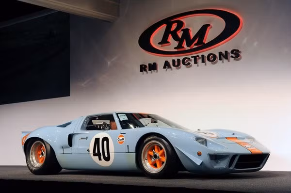 Ford GT40 phiên bản hiếm – 11 triệu USD: Đây chiếc Ford GT40 Gulf/Mirage Lightweight Racing 1968 từng gắn liền với tên tuổi nam tài tử Steve McQueen huyền thoại trong bộ phim Le Mans (1971). Theo đó, siêu xe này đã được bán với giá lên đến 11 triệu USD tại một phiên đấu giá tổ chức tại sự kiện Pebble Beach vào năm 2012.