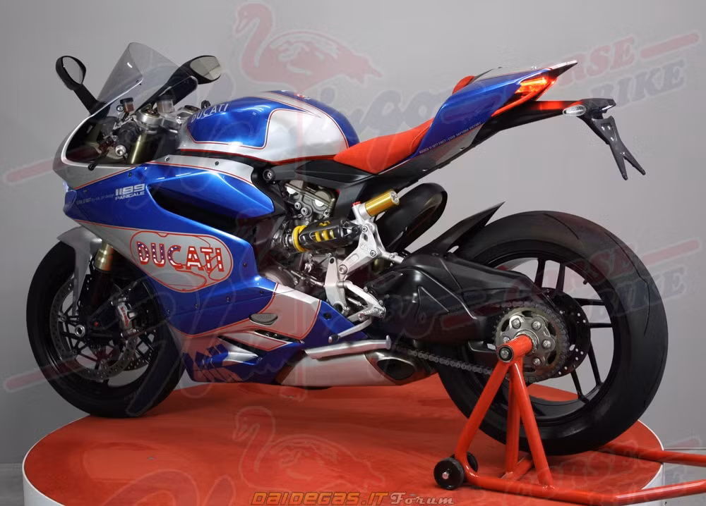 Dàn áo dành riêng cho Ducati 1199 đến từ Flamingo Course Sak-art Design là một ví dụ. Nó có thể khiến nhiều tín đồ mê Ducati bất ngờ. Các công đoạn chế tác dàn áo cho tới sơn airbrush đều được thực hiện bằng tay bởi các nghệ nhân đầy tài năng. Dàn áo dành riêng cho Ducati 1199 đến từ Flamingo Course Sak-art Design là một ví dụ. Nó có thể khiến nhiều tín đồ mê Ducati bất ngờ. Các công đoạn chế tác dàn áo cho tới sơn airbrush đều được thực hiện bằng tay bởi các nghệ nhân đầy tài năng.